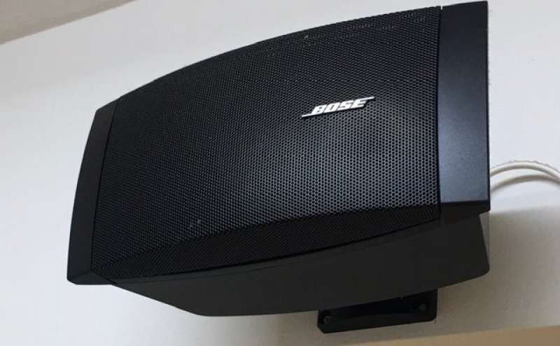 ダンスフロア、左右にBOSEスピーカー設置