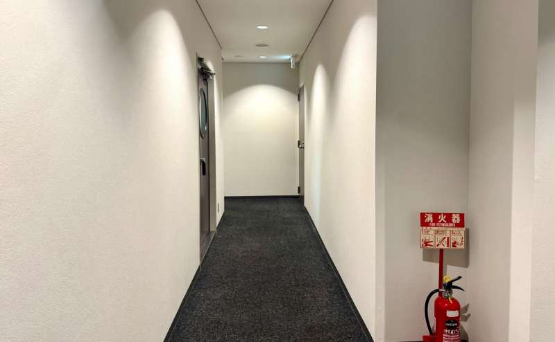 【共用部３（突き当りを右に曲がると多目的室があります。）】