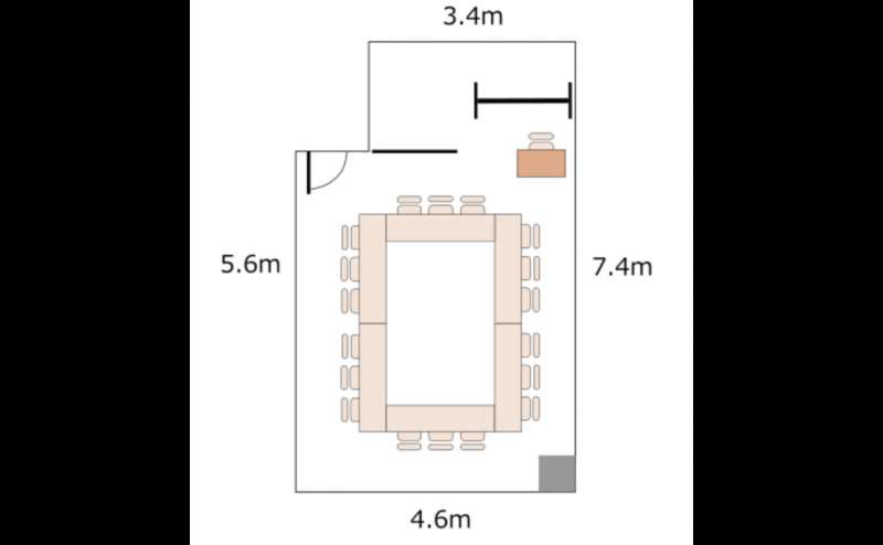 ロの字形式のレイアウト。3人掛けで18名、2人掛けで12名がご着席いただけます