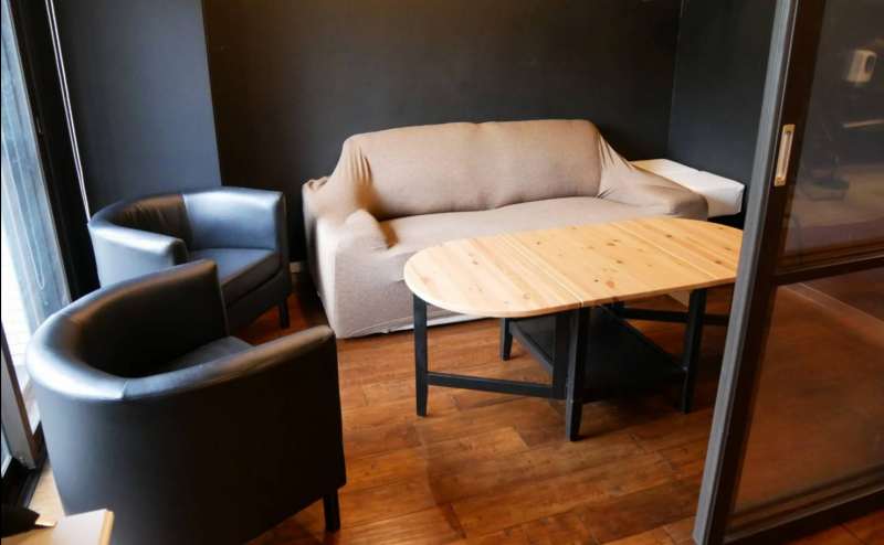 部屋の奥にはソファーが置いてありくつろげるスペースになっています。