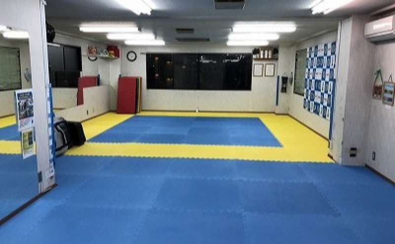 110㎡の広さ　側面鏡張り　床はジョイントマットを敷いています