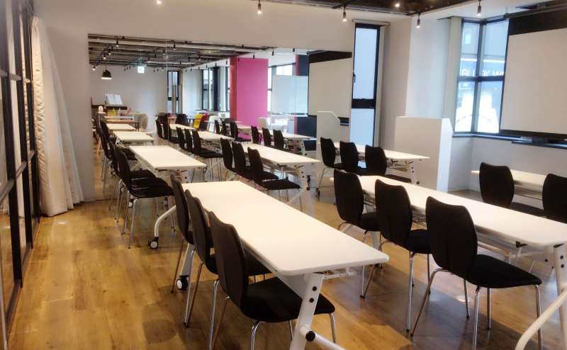 会議、講義はもちろん各種教室、側面が鏡張りなのでヨガ教室、ウォーキングレッスンにもご利用いただいております。