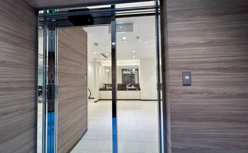 【鍵穴が左下にございます。自動ドアにする場合は、手動で扉を開け切るとレール上にスイッチがございます。ご利用後はOFFにお戻しください。】 - TIME SHARING 渋谷東口 渋谷TRビル2Fの写真