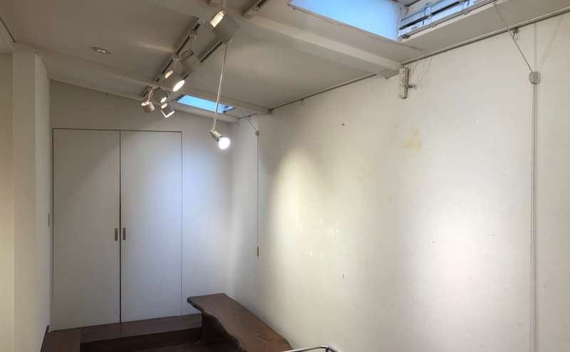 自然の採光による温かい雰囲気の木造ギャラリーです。