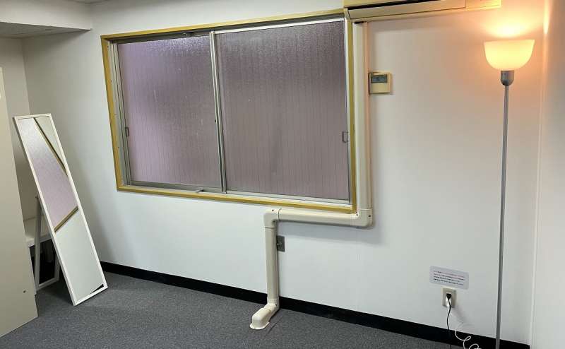 大人数でも窓があるので換気ができて安心です。全身が見れる姿見鏡もあります。