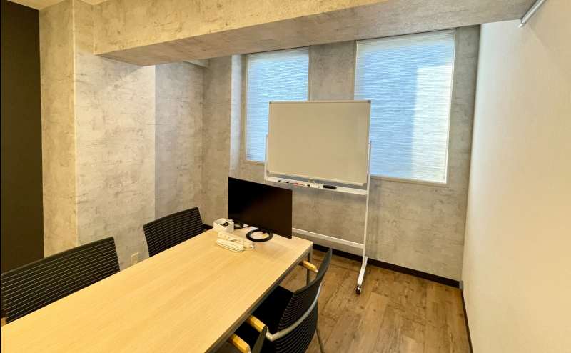 【天井の梁と壁・ブラインドの柄が統一されていて細かい部分もおしゃれです】 - TIME SHARING 四谷7Bの写真