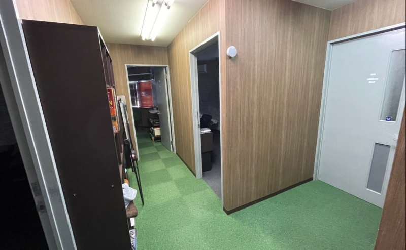 入口入って、真ん中右側が4名個室です。