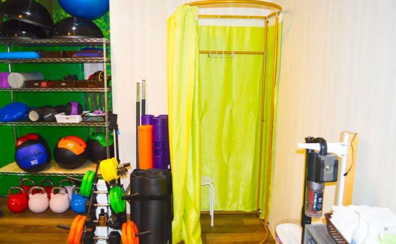 ジム内に着替えのためのスペースがあります