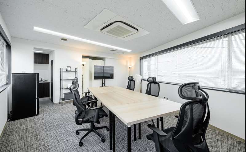 アオトネスト3階C席/スタイリッシュなコワーキングスペースを格安で 青砥駅徒歩1分 駅近で便利 Wi-Fi無料 仕事 作業 勉強 Web会議  デスク数少なく開放的