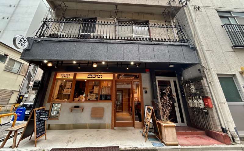 【ビル外観は『ロジコーヒー、』の看板が目印です】 - 錦糸町 ロジコーヒー、 BOOTH-Aの写真