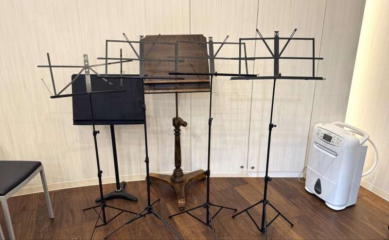 【譜面台はご自由にご利用ください。】