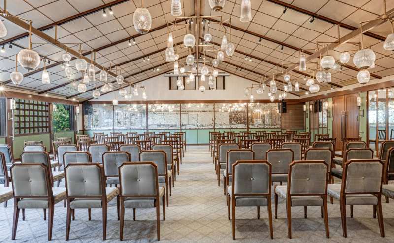 パゴダ会場（158㎡） 壁面には自然素材をモチーフにした華やかな装飾が施され、天井から吊るされた印象的な照明が、訪れるゲストに優雅さと