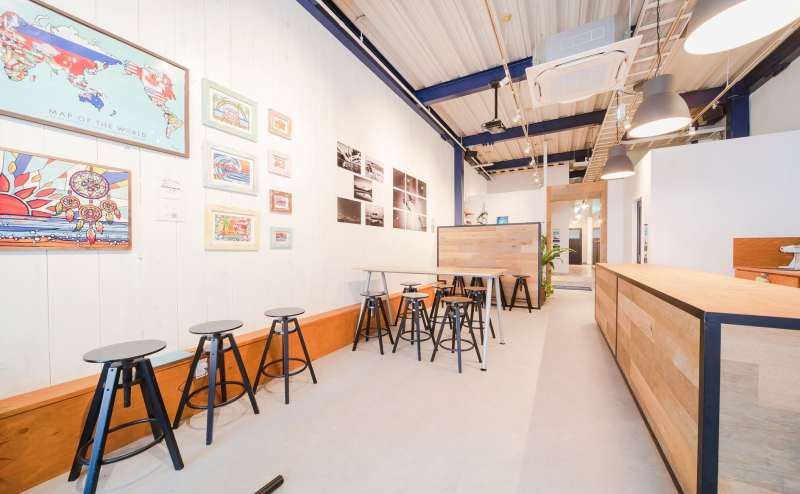 店舗奥から見た店内　 広々とした空間