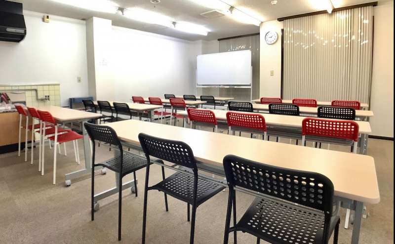 金沢駅東口より徒歩8分。24時間利用可、最大24名着席可、高速Wi-Fi、プロジェクター、演台、ホワイトボードなど全ての備品が利用無料の格安貸し会議室