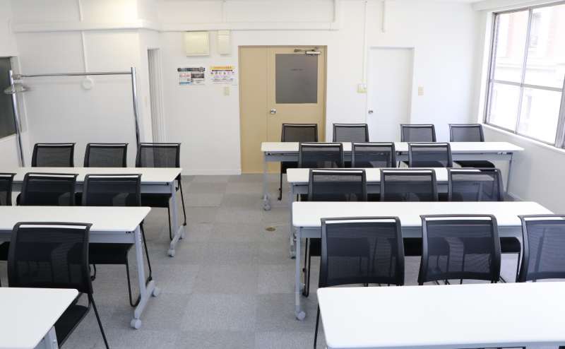 【会議室後方に入口・トイレ・流し台があります】 - TIME SHARING 銀座一丁目の写真