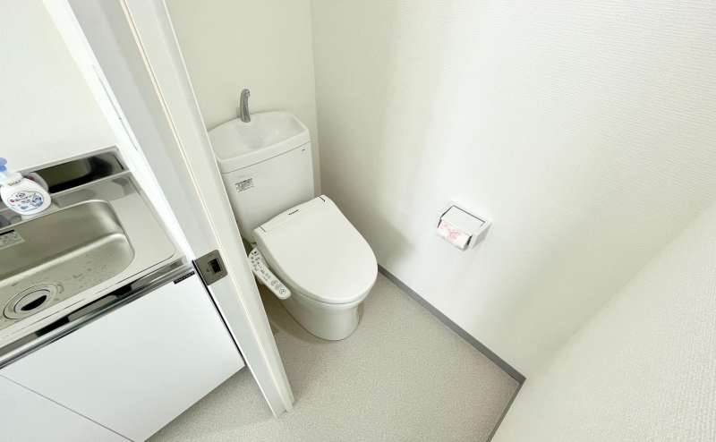 【室内に男女共用トイレが1つございます】 - TIME SHARING 新宿御苑前 オリエント新宿1001の写真