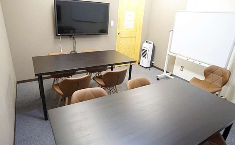 グループ型レイアウトも可能です。グループ面談や小規模のセミナーに