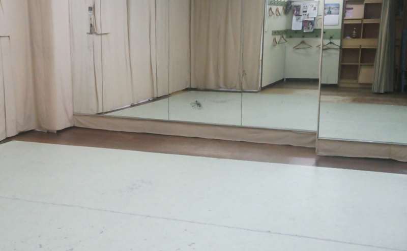 池袋駅近く。24時間可能。鏡ありのレンタルスタジオ。ダンス、ヨガ、武道、アコースティック楽器などに