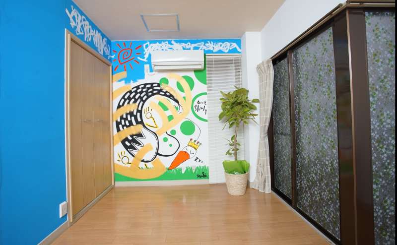 広々とした部屋におしゃれな壁画でリラックスできる空間です。