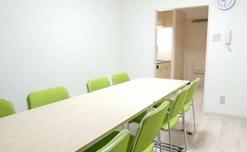 ホワイトとクリーム色、グリーンの明るい室内