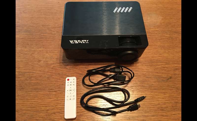 3800lmのプロジェクターは、基本料金内でご利用いただけます。スクリーンがありませんので、壁に投影していただくかスクリーンをご持参ください。 HDMIケーブル、リモコン付属。