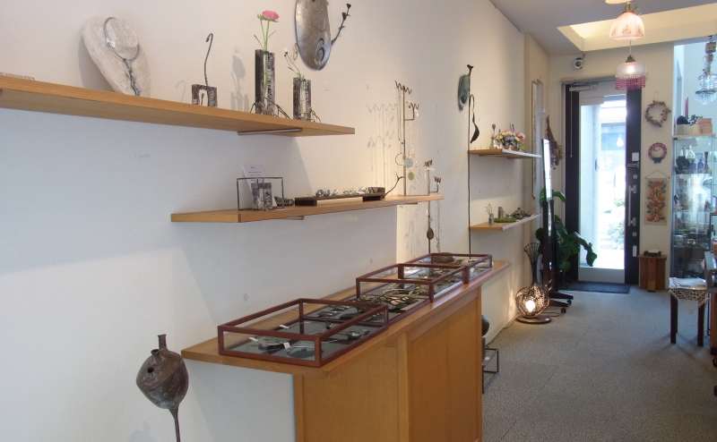 室内から出入口への画像