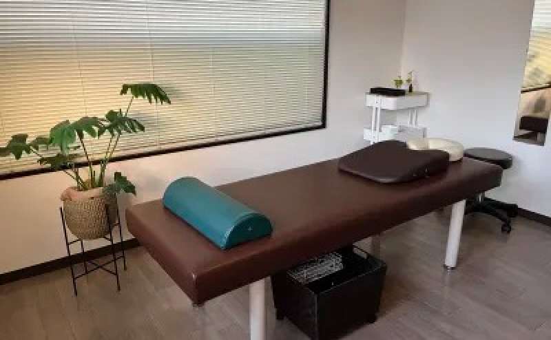 こちらが【ベッドA】です。ブラインドを下ろした窓のそばで、お部屋の一番奥になります。清潔でオシャレなサロンを格安でご利用いただけます