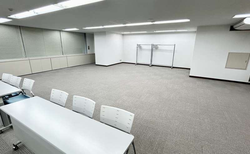 【会議室後方には広く空いているスペースがございますので荷物置き場にオススメです】 - TIME SHARING 銀座三丁目ビルディング5Fの写真