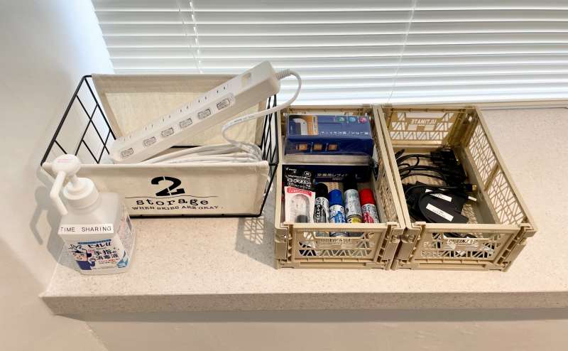 【窓際に延長コードや各種変換機、除菌スプレーを設置しています】 - TIME SHARING 六本木 第6DMJビル 4Dの写真