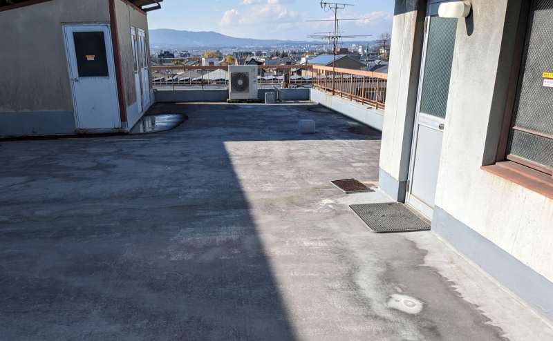 屋上共有部分です。　屋上散歩もなかなか良いですよ！