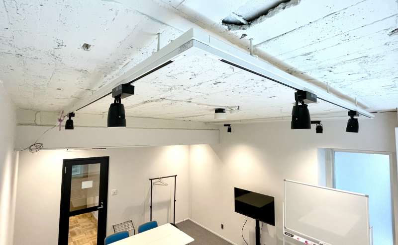【真っ白な壁×剥き出しの天井×レールライトがおしゃれな空間】 - TIME SHARING 六本木 第6DMJビル 4Bの写真