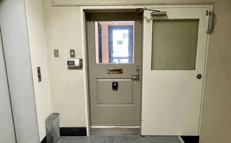 【エレベーターで4階まで上がると、すぐ左に共通扉があります】 - TIME SHARING 六本木 第6DMJビル 4Cの写真