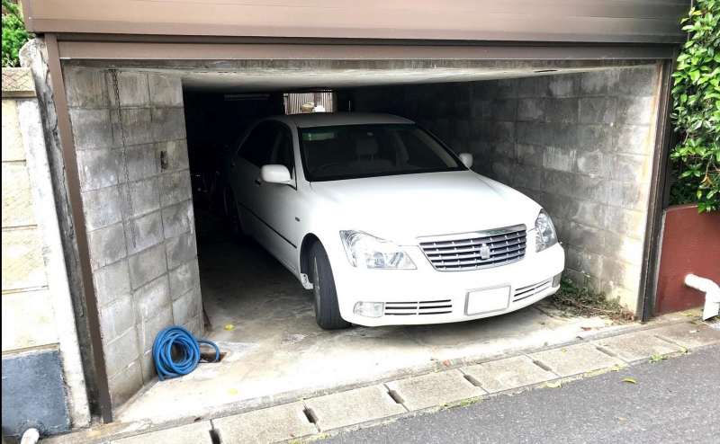 ガレージには高さのないセダンタイプなら一台停められます（施設共有・先着順）