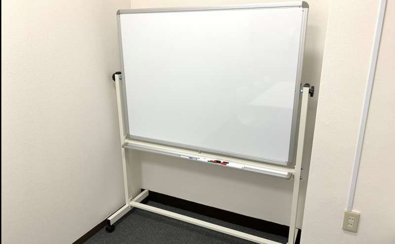 両面使いできるホワイトボードがあります。