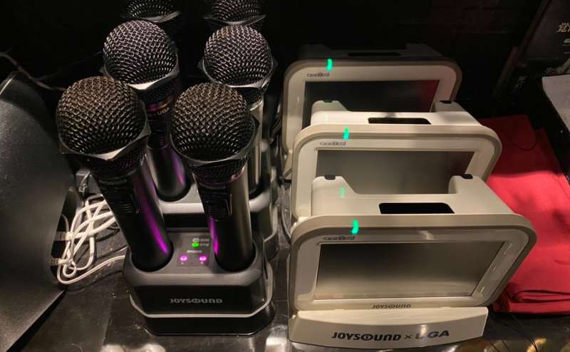 カラオケ設備一式（カラオケ用　モニター50インチ３台　デンモク３台　マイク6本）