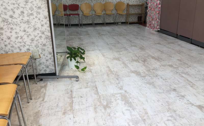 2面ガラス、高天井、人通りの多い路面店