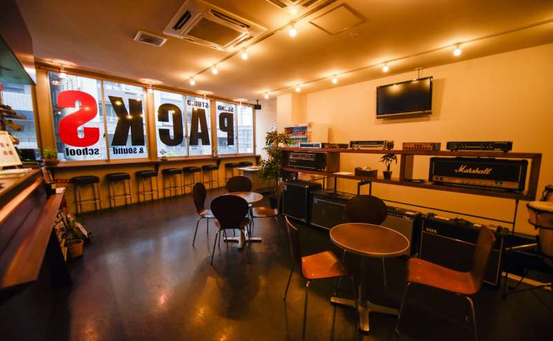 受付前は広く、ゆったりとくつろげるスペースがあります。