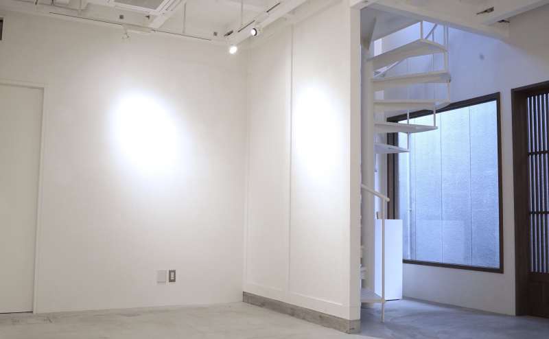 #wall4,#wall5と、入口横の大きな窓、二階への螺旋階段