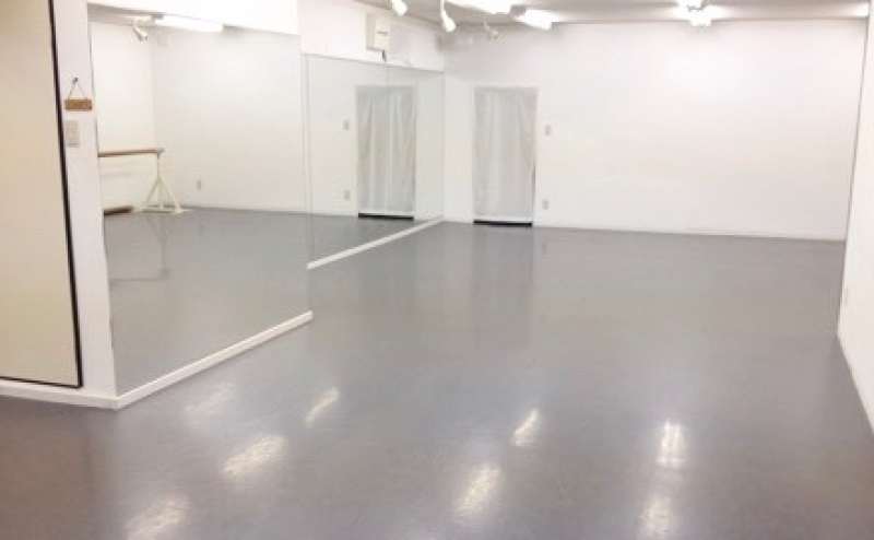 【横須賀】多目的に使えるレンタルスタジオ 壁面鏡  清潔でキレイ 広々 一軒家で駐車場有  最大収容人数40名 ヨガ  ピラティス  ダンス  バレー 展示会やイベントにも/キヨフジダンスヨガスタジオ