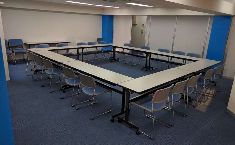 ロノ字型20名のレイアウトです。椅子を増やせば、24名分の座席数でご用意出来ます。