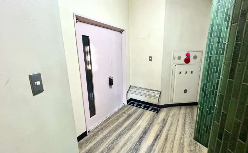【エレベーターで7階まで上がると、目の前に会議室の扉があります】 - TIME SHARING 飯田橋 第二東文堂ビル 7Fの写真