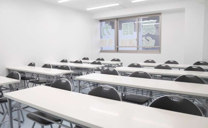 窓も付いているので、日中は明るい陽射しが入り込み、明るい雰囲気に