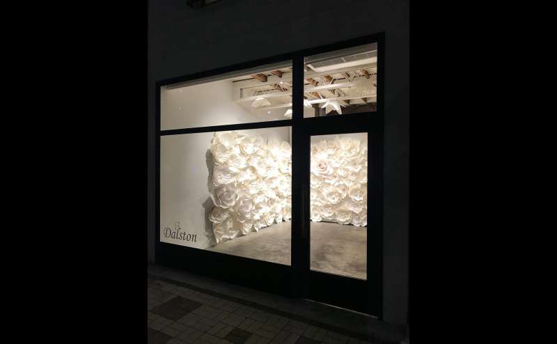 ジャイアントペーパーフラワーの展示（子供たちとのワークショップをして完成）