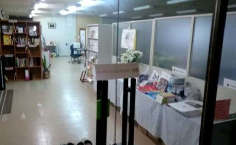 徳島駅～　ビル西側２階　入り口　リヴィング・ラボとくしま