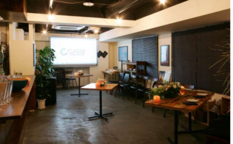 部屋の奥にプロジェクターがあります