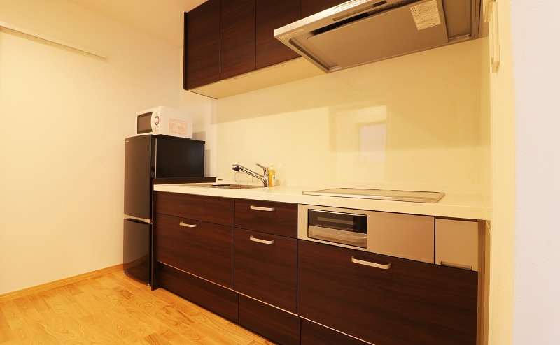 キッチン。オール電化のキッチンです。電子レンジ、冷蔵庫、ティファール等はご利用無料。
