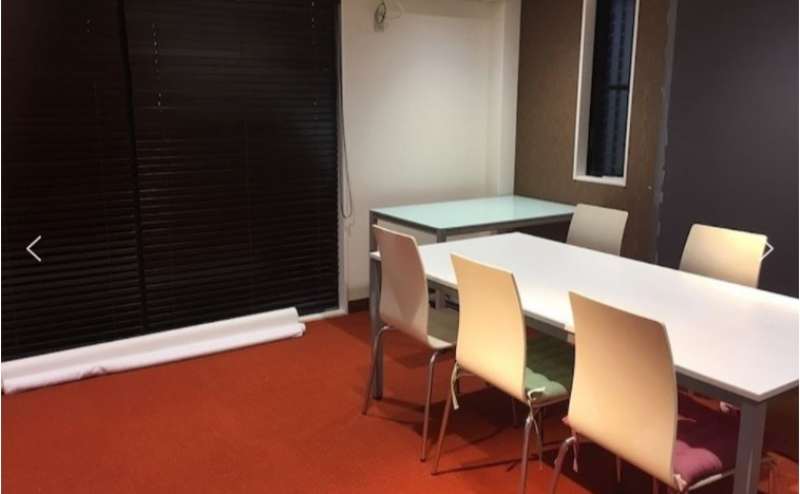 机や椅子も常備されているため会議や勉強会に便利です