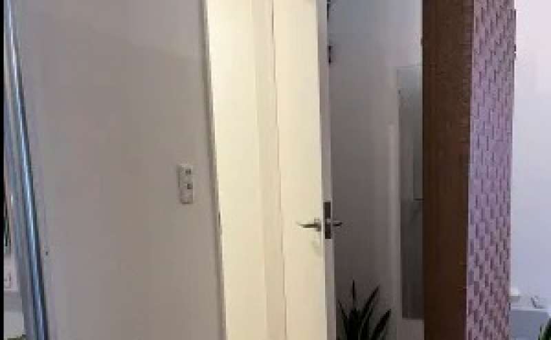 ついたての裏のトイレです。白を基調とした清潔感のある空間です。清掃には特に力を入れております