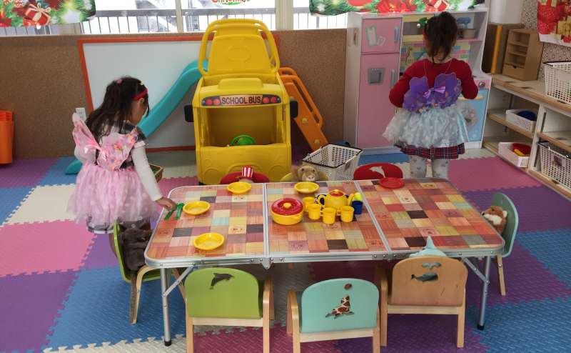 お子様向けのテーブルや椅子もございます。ご利用ください