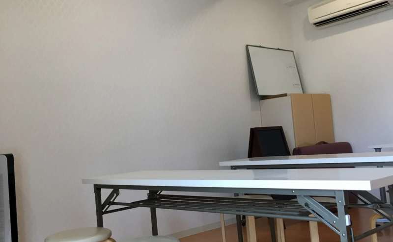 Wi-Fi完備。長テーブル 大3台 小1台 ホワイトボードをご用意しています